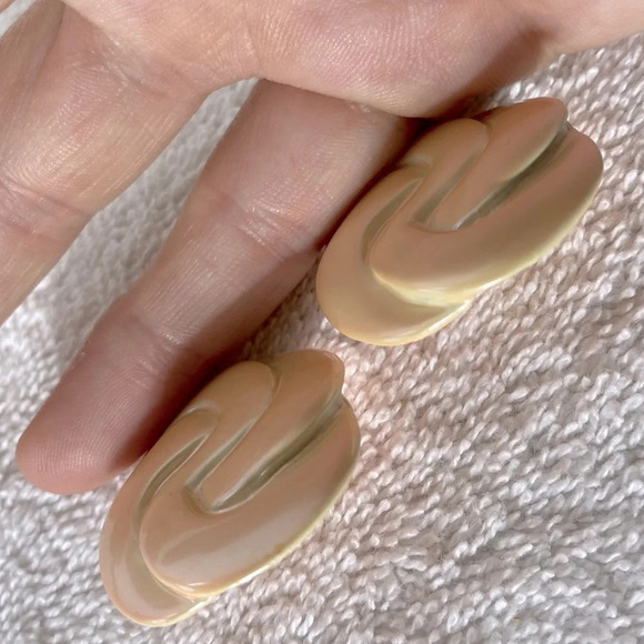 Vintage Iridescent Peach Textured Painted Metal Clip On Earrings - Picture 6 of 7